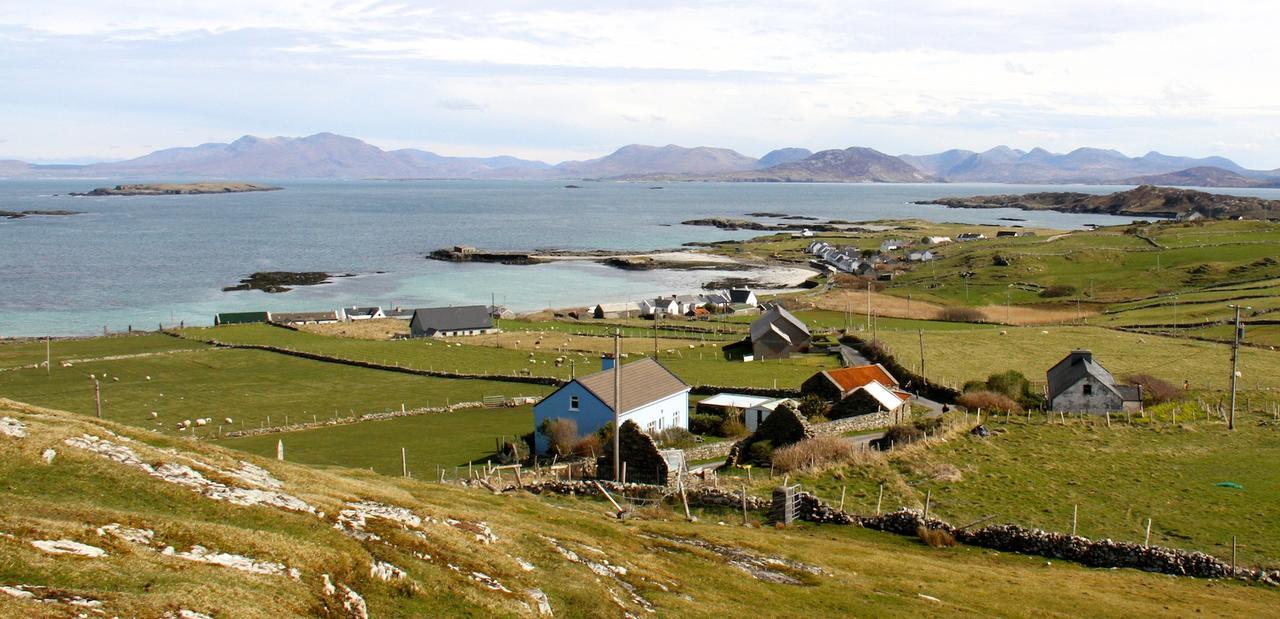 Dolphin Hotel Inishbofin Esterno foto